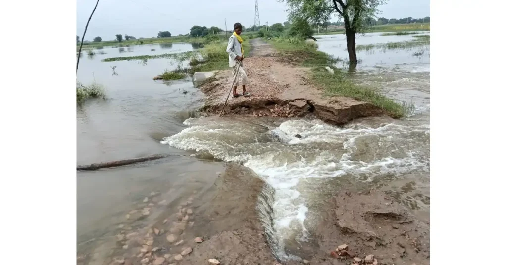 आगरा बारिश खबर, सड़क टूटी विद्यालय मार्ग, स्कूली बच्चों की परेशानी, खेरागढ़ बारिश अपडेट, विद्यालय मार्ग कट गया, रामपुरा विद्यालय सड़क समस्या, आगरा शिक्षा संकट, बारिश से सड़क बंद, प्रशासन से गुहार आगरा