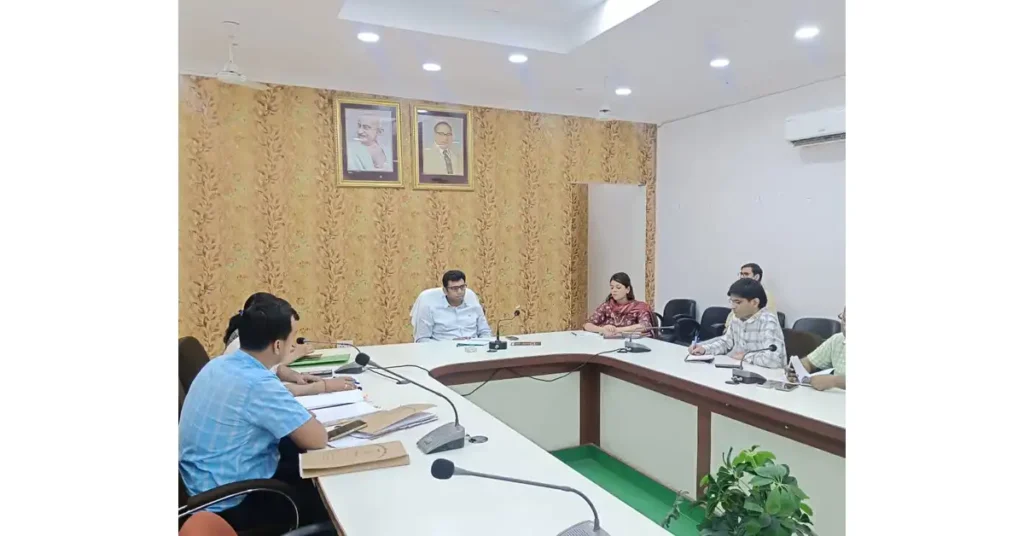 आगरा में पर्याप्त उर्वरक उपलब्ध, जिलाधिकारी ने किसानों से कहा – न करें भण्डारण | Fertilizer Supply 2025 पर्याप्त उर्वरक, आगरा उर्वरक आपूर्ति 2025, आगरा डीएपी उपलब्धता, आगरा यूरिया वितरण, जिलाधिकारी अरविंद मल्लप्पा बंगारी