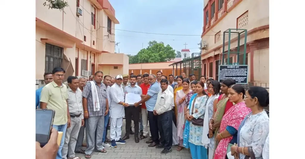 शिक्षक दिवस पर शिक्षामित्रों का उपवास व धरना: स्थायीकरण व वेतनमान की माँग तेज शिक्षक दिवस धरना