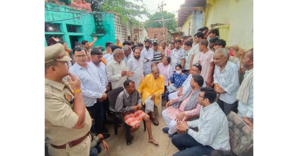 खेरागढ़ बाढ़: जगनेर के विधौली गांव में 12 वर्षीय बच्चे की डूबकर मौत, डीएम- विधायक ने किया निरीक्षण, 4 लाख की मदद मंजूर खेरागढ़ बाढ़, विधौली गांव बाढ़, आगरा बाढ़ प्रभावित क्षेत्र, डीएम अरविंद मल्लप्पा बंगारी, विधायक भगवान सिंह, मुख्यमंत्री आपदा राहत कोष, बाढ़ में बच्चे की मौत, खेरागढ़ बाढ़ राहत