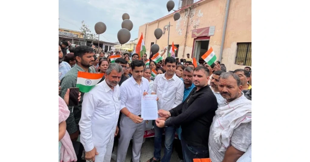 RTE एक्ट विरोध, शिक्षक आंदोलन आगरा, राष्ट्रवादी शिक्षक महासंघ, कलेक्ट्रेट घेराव, TET अनिवार्यता, RTE संशोधन मांग, आगरा शिक्षक प्रदर्शन, शिक्षकों का आंदोलन, RTE Act Teachers Protest, RTE Amendment Demand