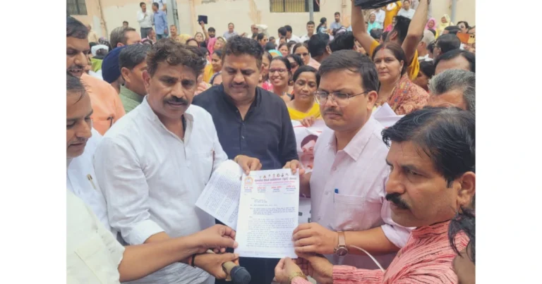 टीईटी अनिवार्यता विरोध, आगरा शिक्षक प्रदर्शन, यूटा संगठन आंदोलन, प्रधानमंत्री को ज्ञापन, TET protest Agra, TET teachers protest