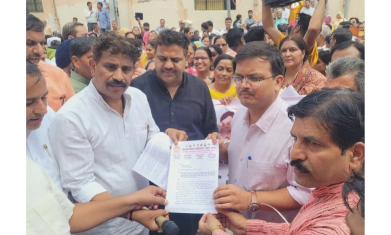 टीईटी अनिवार्यता विरोध, आगरा शिक्षक प्रदर्शन, यूटा संगठन आंदोलन, प्रधानमंत्री को ज्ञापन, TET protest Agra, TET teachers protest