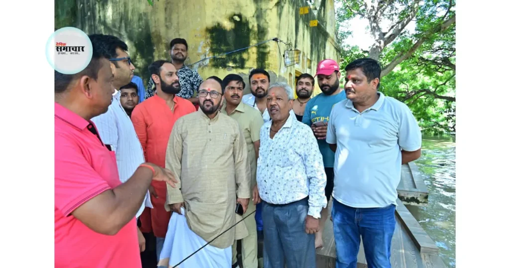 मंत्री योगेंद्र उपाध्याय आगरा दौरा, बाढ़ प्रभावित क्षेत्र आगरा, योगेंद्र उपाध्याय बाढ़ राहत, यमुना नदी जलस्तर आगरा, बाढ़ संभावित क्षेत्र निरीक्षण, आगरा बाढ़ शेल्टर होम, बाढ़ राहत कार्य आगरा, योगी सरकार बाढ़ प्रबंधन, बाढ़ प्रभावित लोगों की मदद, आगरा प्रशासन बाढ़ तैयारी