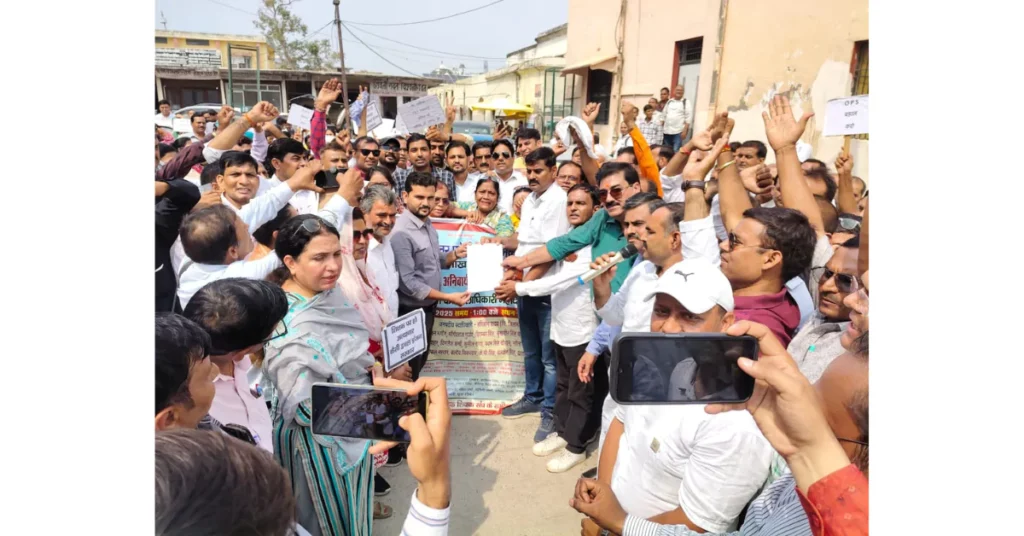 TET अनिवार्यता पर आगरा में शिक्षकों का जंगी प्रदर्शन | PM को सौंपा 6 पृष्ठीय ज्ञापन TET विरोध प्रदर्शन आगरा, tet anivaryata protest, शिक्षक आंदोलन 2025, prathmik shikshak sangh protest, tet teachers protest news, tet विरोध में ज्ञापन, tet protest agra 2025, basic shikshak sangh news, tet anivaryata विरोध, teacher protest india