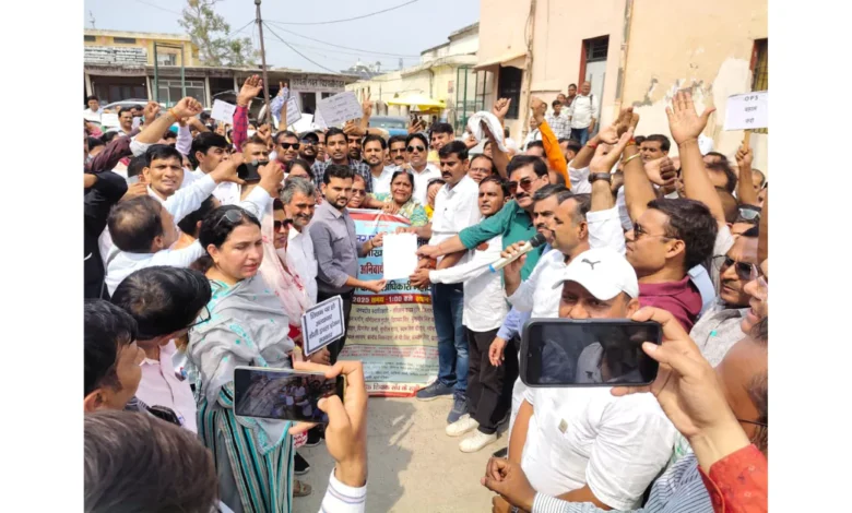 TET विरोध प्रदर्शन आगरा, tet anivaryata protest, शिक्षक आंदोलन 2025, prathmik shikshak sangh protest, tet teachers protest news, tet विरोध में ज्ञापन, tet protest agra 2025, basic shikshak sangh news, tet anivaryata विरोध, teacher protest india