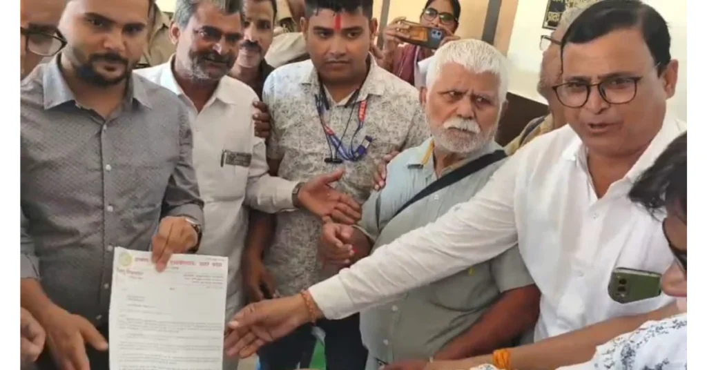 ग्रामीण पत्रकार एसोसिएशन आगरा, ग्रामीण पत्रकार ज्ञापन, मुख्यमंत्री को ज्ञापन आगरा, पत्रकार सुरक्षा मांग, पत्रकार मान्यता योजना, ग्रामीण पत्रकार आंदोलन, उत्तर प्रदेश पत्रकार खबर, लोकतंत्र की रीढ़ पत्रकार, आगरा कलेक्ट्रेट खबर, पत्रकार एसोसिएशन की मांगें