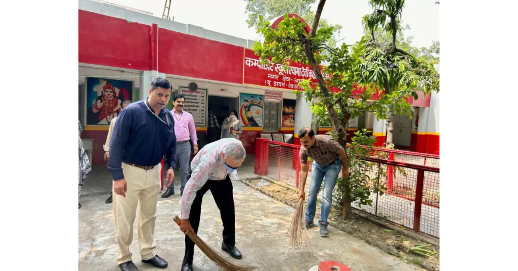 LIC स्वच्छता पखवाड़ा 2025, कंपोजिट विद्यालय आगरा, LIC सफाई अभियान, स्वच्छता पखवाड़ा समाचार, आगरा स्वच्छता अभियान, LIC सामाजिक जिम्मेदारी, स्कूल सफाई अभियान, पौधारोपण कार्यक्रम आगरा, स्वच्छ भारत अभियान LIC