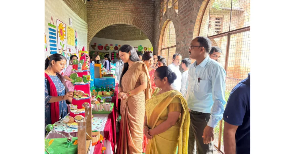 भारत की शिक्षा परंपरा को पुनः स्थापित करने की आवश्यकता – डॉ. मंजू भदौरिया, आगरा में टीएलएम मेले का आयोजन भारत की शिक्षा परंपरा, डॉ मंजू भदौरिया शिक्षा, आगरा टीएलएम मेला, नवाचार महोत्सव आगरा, नॉलेज शेयरिंग प्रोग्राम, टीएलएम प्रदर्शनी आगरा, भारतीय शिक्षा का गौरव, शिक्षा में नवाचार, आगरा शिक्षा समाचार, DIET आगरा इवेंट