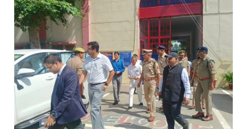 आगरा केंद्रीय कारागार निरीक्षण, जिलाधिकारी अरविंद मल्लप्पा बंगारी, जनपद न्यायाधीश संजय कुमार मलिक, अपर पुलिस आयुक्त राम बदन सिंह, आगरा जेल समाचार, आगरा जिला प्रशासन समाचार, केंद्रीय कारागार आगरा निरीक्षण, जेल सुधार आगरा, आगरा न्यूज़ 2025, कारागार स्वास्थ्य व्यवस्था आगरा, जेल बंदियों की सुविधा, आगरा प्रशासनिक निरीक्षण, आगरा आज की खबर