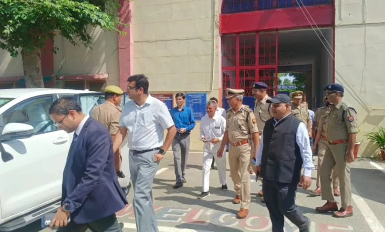 आगरा केंद्रीय कारागार निरीक्षण, जिलाधिकारी अरविंद मल्लप्पा बंगारी, जनपद न्यायाधीश संजय कुमार मलिक, अपर पुलिस आयुक्त राम बदन सिंह, आगरा जेल समाचार, आगरा जिला प्रशासन समाचार, केंद्रीय कारागार आगरा निरीक्षण, जेल सुधार आगरा, आगरा न्यूज़ 2025, कारागार स्वास्थ्य व्यवस्था आगरा, जेल बंदियों की सुविधा, आगरा प्रशासनिक निरीक्षण, आगरा आज की खबर