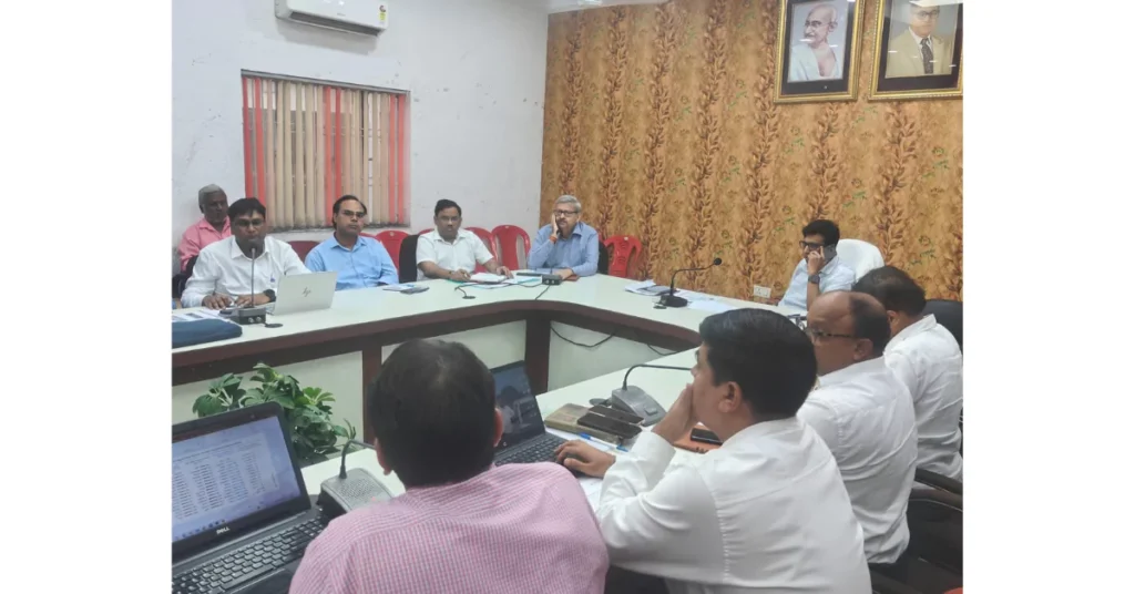 संचारी रोग नियंत्रण, आगरा संचारी रोग अभियान, आगरा दस्तक अभियान, जिलाधिकारी अरविंद मल्लप्पा बंगारी, आगरा स्वास्थ्य समिति बैठक, मलेरिया डेंगू रोकथाम आगरा, आगरा जिला स्वास्थ्य समाचार, शहरी ग्रामीण स्वास्थ्य योजना, आगरा जनजागरूकता अभियान, आगरा स्वास्थ्य विभाग अपडेट, दस्तक अभियान 2025, आगरा नागरिक स्वास्थ्य समाचार, जिला स्वास्थ्य निगरानी आगरा