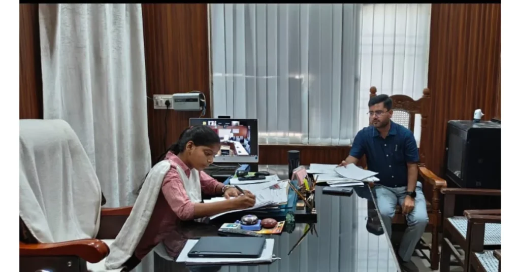 मिशन शक्ति अभियान आगरा, कक्षा 6 छात्रा बनी BSA, पीहू बनी जिला बेसिक शिक्षा अधिकारी, आगरा मिशन शक्ति खबर, बालिकाओं का बैंक भ्रमण, ऑपरेशन 5.0 मिशन शक्ति, महिला सशक्तिकरण आगरा, बालिका शिक्षा उत्तर प्रदेश, आगरा शिक्षा समाचार, यूपी मिशन शक्ति अभियान