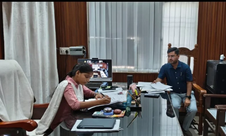 मिशन शक्ति अभियान आगरा, कक्षा 6 छात्रा बनी BSA, पीहू बनी जिला बेसिक शिक्षा अधिकारी, आगरा मिशन शक्ति खबर, बालिकाओं का बैंक भ्रमण, ऑपरेशन 5.0 मिशन शक्ति, महिला सशक्तिकरण आगरा, बालिका शिक्षा उत्तर प्रदेश, आगरा शिक्षा समाचार, यूपी मिशन शक्ति अभियान