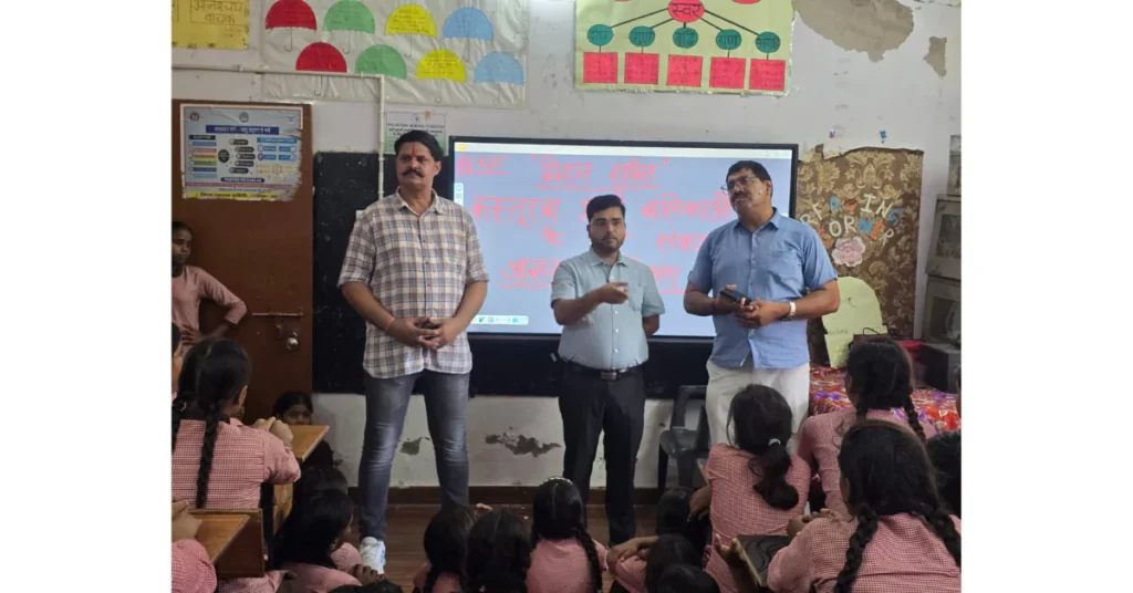 मिशन शक्ति 5.0: अछनेरा में छात्राओं को आत्मरक्षा का प्रशिक्षण, खिलाड़ियों और सैनिकों ने बढ़ाया उत्साह आगरा के अछनेरा स्थित कस्तूरबा गांधी आवासीय बालिका विद्यालय में मिशन शक्ति 5.0 अभियान के तहत छात्राओं को आत्मरक्षा प्रशिक्षण दिया गया। राष्ट्रीय स्तर की ताइक्वांडो खिलाड़ी, पहलवान और आर्मी हवलदार ने बेटियों को सुरक्षा और सशक्तिकरण के गुर सिखाए।