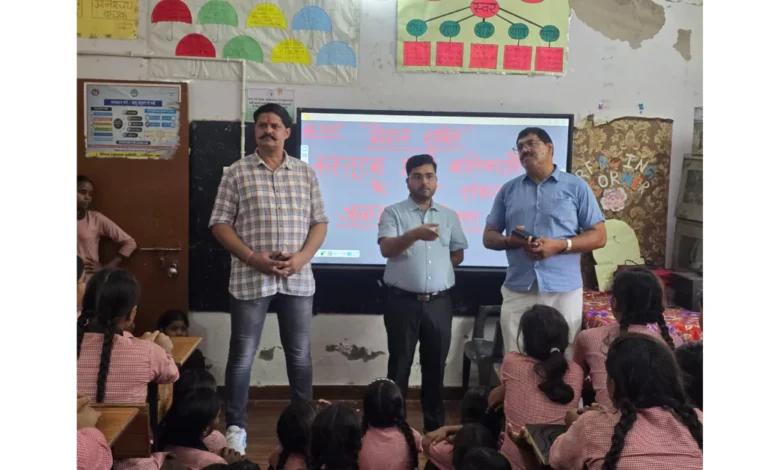 आगरा के अछनेरा स्थित कस्तूरबा गांधी आवासीय बालिका विद्यालय में मिशन शक्ति 5.0 अभियान के तहत छात्राओं को आत्मरक्षा प्रशिक्षण दिया गया। राष्ट्रीय स्तर की ताइक्वांडो खिलाड़ी, पहलवान और आर्मी हवलदार ने बेटियों को सुरक्षा और सशक्तिकरण के गुर सिखाए।