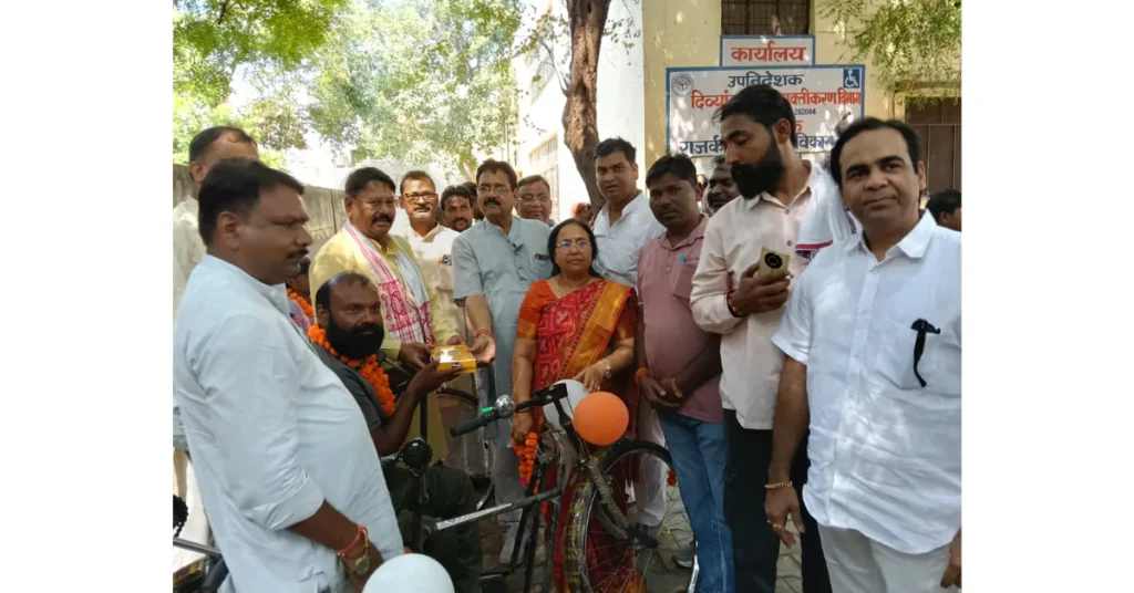 आगरा में सेवा पर्व पखवाड़ा के तहत दिव्यांगजन सशक्तीकरण विभाग ने वितरित किए ट्राईसाइकिल, व्हीलचेयर और ब्रेल किट दिव्यांगजन सशक्तीकरण आगरा, सेवा पर्व पखवाड़ा 2025, सहायक उपकरण वितरण आगरा, राजकीय संकेत मूकबधिर विद्यालय, ट्राईसाइकिल व्हीलचेयर वितरण यूपी, ब्रेल किट स्मार्ट केन योजना, दिव्यांगजन सेवा शिविर आगरा
