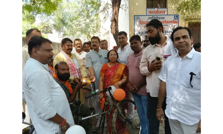 दिव्यांगजन सशक्तीकरण आगरा, सेवा पर्व पखवाड़ा 2025, सहायक उपकरण वितरण आगरा, राजकीय संकेत मूकबधिर विद्यालय, ट्राईसाइकिल व्हीलचेयर वितरण यूपी, ब्रेल किट स्मार्ट केन योजना, दिव्यांगजन सेवा शिविर आगरा