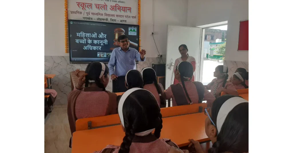 मिशन शक्ति 5.0 आगरा, महिला शक्ति सभा 2025, नुक्कड़ नाटक महिला जागरूकता, छात्राओं को कानूनी अधिकार, महिला सुरक्षा हेल्पलाइन नंबर यूपी, महिला सशक्तिकरण अभियान आगरा, बेसिक शिक्षा विभाग कार्यक्रम