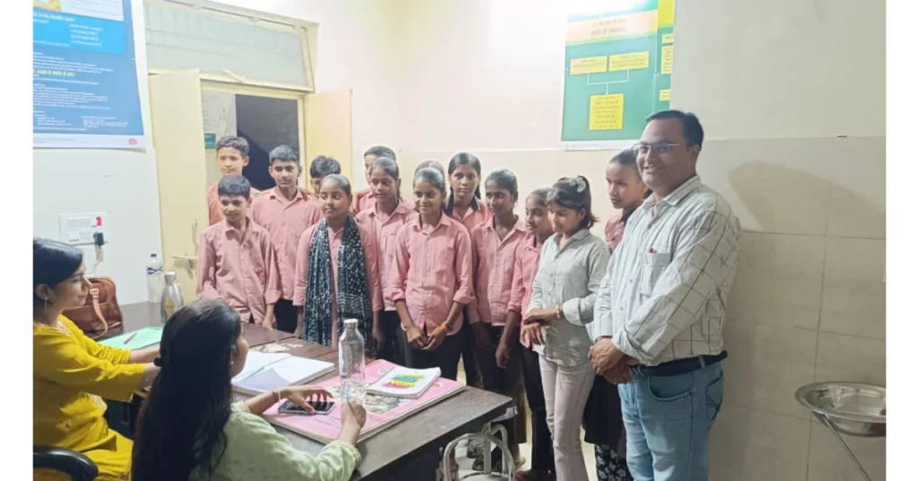 मिशन शक्ति 5.0, फतेहाबाद स्वास्थ्य केंद्र भ्रमण, बच्चों में स्वास्थ्य जागरूकता, बाल स्वास्थ्य अभियान, स्वच्छता शिक्षा, स्वस्थ खान-पान, प्राथमिक विद्यालय आगरा, टीकाकरण जागरूकता, स्वास्थ्य शिविर, बच्चों के लिए स्वास्थ्य शिक्षा