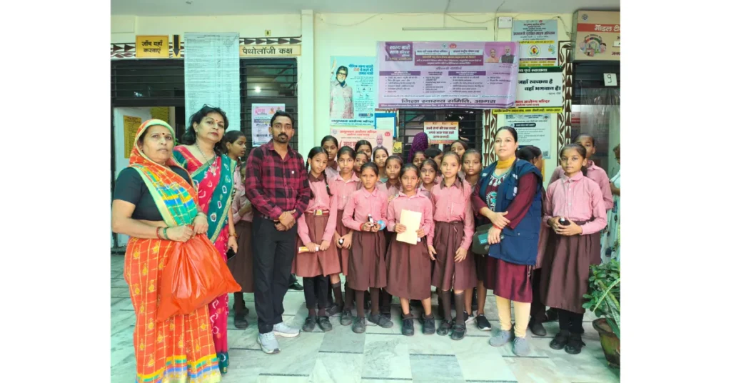 मिशन शक्ति 5.0 आगरा, छात्राओं का अस्पताल भ्रमण, महिला सुरक्षा हेल्पलाइन, गुड टच बैड टच जागरूकता, यूपी महिला सशक्तिकरण अभियान, स्वास्थ्य चेकअप छात्राएं, परिषदीय विद्यालय मिशन शक्ति, महिला अधिकार जागरूकता यूपी