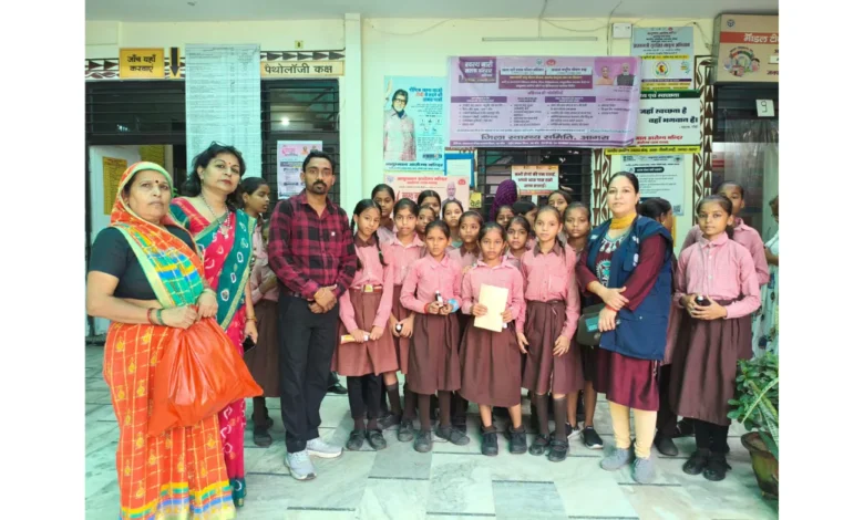 मिशन शक्ति 5.0 आगरा, छात्राओं का अस्पताल भ्रमण, महिला सुरक्षा हेल्पलाइन, गुड टच बैड टच जागरूकता, यूपी महिला सशक्तिकरण अभियान, स्वास्थ्य चेकअप छात्राएं, परिषदीय विद्यालय मिशन शक्ति, महिला अधिकार जागरूकता यूपी