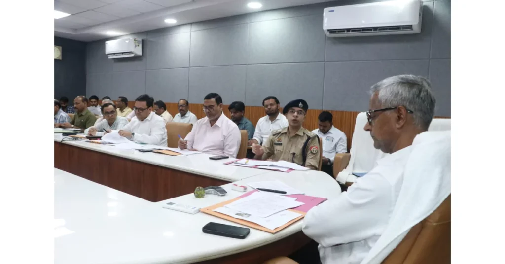 आगरा मंडल सड़क सुरक्षा समिति, आगरा रोड सेफ्टी मीटिंग, सड़क सुरक्षा समिति आगरा, स्कूल बस कार्रवाई यूपी, ओवरलोड वाहन चालान, ब्लैक स्पॉट सड़क हादसे, शैलेन्द्र कुमार सिंह आयुक्त, यूपी ट्रैफिक नियम 2025, हिट एंड रन मुआवजा यूपी