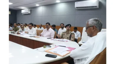 आगरा मंडल सड़क सुरक्षा समिति, आगरा रोड सेफ्टी मीटिंग, सड़क सुरक्षा समिति आगरा, स्कूल बस कार्रवाई यूपी, ओवरलोड वाहन चालान, ब्लैक स्पॉट सड़क हादसे, शैलेन्द्र कुमार सिंह आयुक्त, यूपी ट्रैफिक नियम 2025, हिट एंड रन मुआवजा यूपी