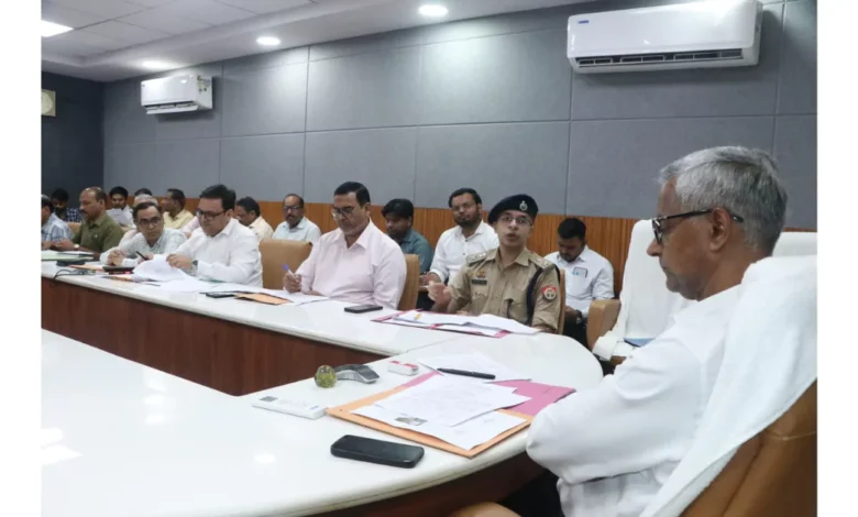 आगरा मंडल सड़क सुरक्षा समिति, आगरा रोड सेफ्टी मीटिंग, सड़क सुरक्षा समिति आगरा, स्कूल बस कार्रवाई यूपी, ओवरलोड वाहन चालान, ब्लैक स्पॉट सड़क हादसे, शैलेन्द्र कुमार सिंह आयुक्त, यूपी ट्रैफिक नियम 2025, हिट एंड रन मुआवजा यूपी