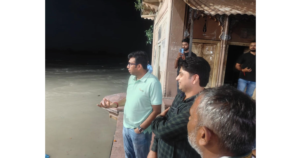 यमुना नदी जलस्तर आगरा, बाढ़ से प्रभावित गांव आगरा, डीएम अरविंद मल्लप्पा बंगारी समाचार, कैलाश घाट निरीक्षण, आगरा बाढ़ राहत शिविर