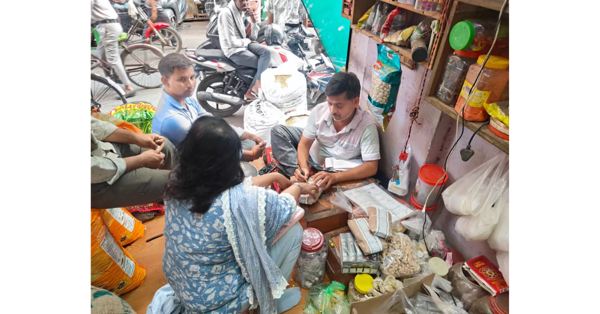 आगरा खाद्य सुरक्षा विभाग कार्रवाई, नवरात्रि 2025 खाद्य उत्पाद जांच, कुट्टू का आटा मिलावट, साबूदाना सेंधा नमक जब्तीकरण, आगरा खाद्य सुरक्षा छापेमारी, त्योहारों से पहले खाद्य जांच, आगरा में खाद्य सुरक्षा अभियान, नवरात्रि उपवास सामग्री जांच, मिलावटी सामान पर कार्रवाई आगरा, खाद्य सुरक्षा औषधि प्रशासन विभाग उत्तर प्रदेश