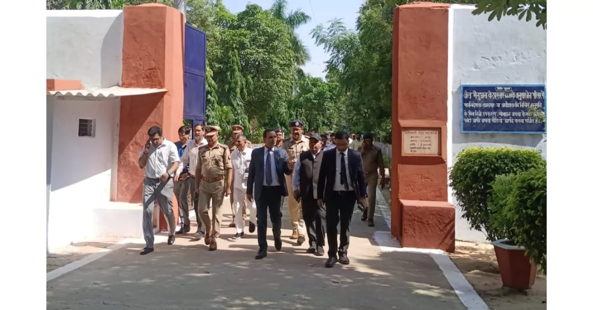 आगरा केंद्रीय कारागार निरीक्षण, जिलाधिकारी अरविंद मल्लप्पा बंगारी, जनपद न्यायाधीश संजय कुमार मलिक, अपर पुलिस आयुक्त राम बदन सिंह, आगरा जेल समाचार, आगरा जिला प्रशासन समाचार, केंद्रीय कारागार आगरा निरीक्षण, जेल सुधार आगरा, आगरा न्यूज़ 2025, कारागार स्वास्थ्य व्यवस्था आगरा, जेल बंदियों की सुविधा, आगरा प्रशासनिक निरीक्षण, आगरा आज की खबर