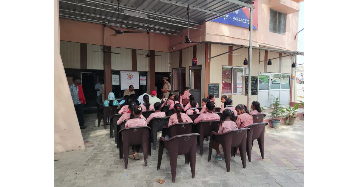 मिशन शक्ति 5.0, आगरा मिशन शक्ति, महिला सुरक्षा अभियान, छात्राओं का पुलिस भ्रमण, गुड टच बैड टच, महिला हेल्पलाइन नंबर, आत्मरक्षा प्रशिक्षण