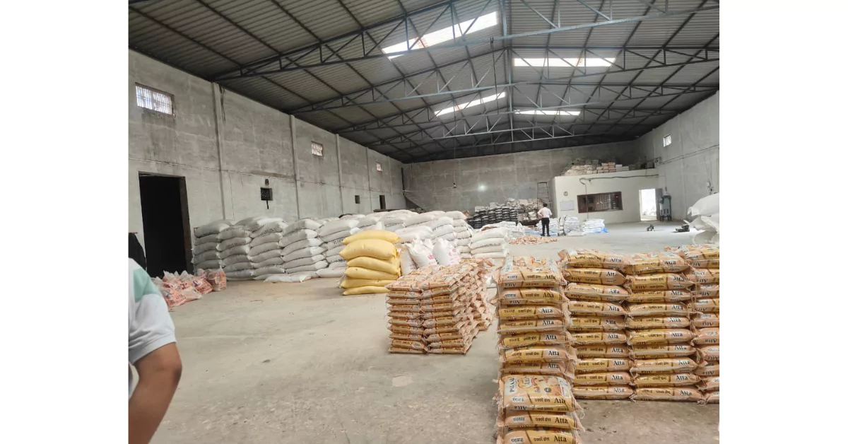 आगरा खाद्य सुरक्षा, नवरात्रि खाद्य मिलावट, खाद्य सुरक्षा विभाग कार्रवाई, मिलावटी साबूदाना, कुट्टू आटा जब्ती, आगरा छापेमारी 2025, त्योहारों पर खाद्य सुरक्षा जांच