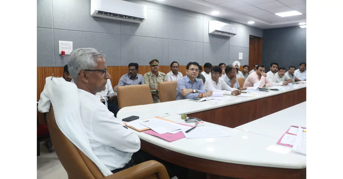 आगरा मंडल सड़क सुरक्षा समिति, आगरा रोड सेफ्टी मीटिंग, सड़क सुरक्षा समिति आगरा, स्कूल बस कार्रवाई यूपी, ओवरलोड वाहन चालान, ब्लैक स्पॉट सड़क हादसे, शैलेन्द्र कुमार सिंह आयुक्त, यूपी ट्रैफिक नियम 2025, हिट एंड रन मुआवजा यूपी