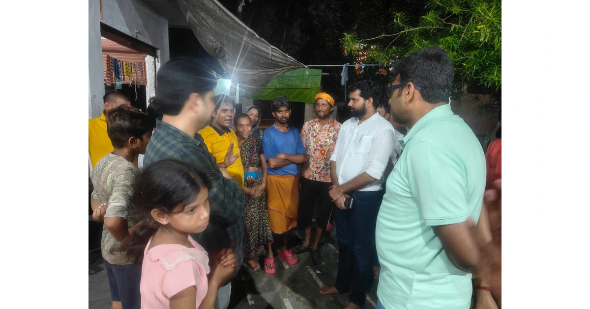 यमुना नदी जलस्तर आगरा, बाढ़ से प्रभावित गांव आगरा, डीएम अरविंद मल्लप्पा बंगारी समाचार, कैलाश घाट निरीक्षण, आगरा बाढ़ राहत शिविर