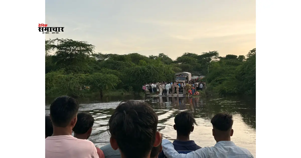 आगरा हादसा, कागारौल नदी हादसा, अकोला खारी नदी, आगरा बाढ़ समाचार, मासूम नदी में बहे, आगरा रेस्क्यू ऑपरेशन, आगरा ताजा खबर, आगरा ग्रामीण समाचार, आगरा दुर्घटना, नदी हादसा उत्तर प्रदेश