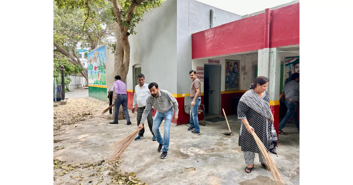 LIC स्वच्छता पखवाड़ा 2025, कंपोजिट विद्यालय आगरा, LIC सफाई अभियान, स्वच्छता पखवाड़ा समाचार, आगरा स्वच्छता अभियान, LIC सामाजिक जिम्मेदारी, स्कूल सफाई अभियान, पौधारोपण कार्यक्रम आगरा, स्वच्छ भारत अभियान LIC