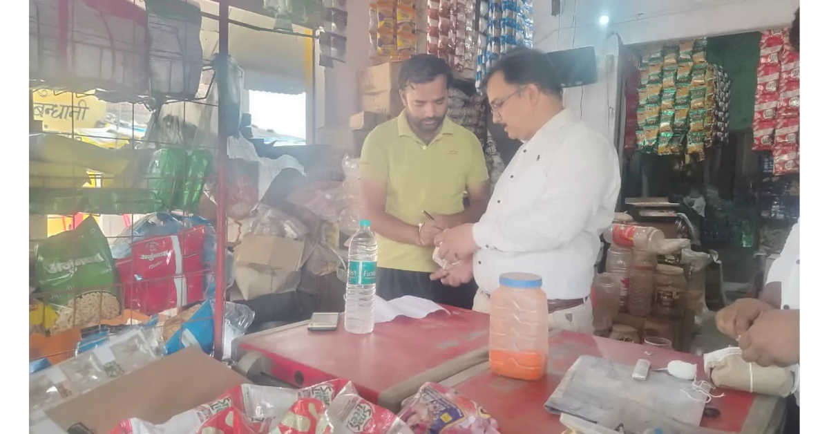 आगरा खाद्य सुरक्षा विभाग कार्रवाई, नवरात्रि 2025 खाद्य उत्पाद जांच, कुट्टू का आटा मिलावट, साबूदाना सेंधा नमक जब्तीकरण, आगरा खाद्य सुरक्षा छापेमारी, त्योहारों से पहले खाद्य जांच, आगरा में खाद्य सुरक्षा अभियान, नवरात्रि उपवास सामग्री जांच, मिलावटी सामान पर कार्रवाई आगरा, खाद्य सुरक्षा औषधि प्रशासन विभाग उत्तर प्रदेश