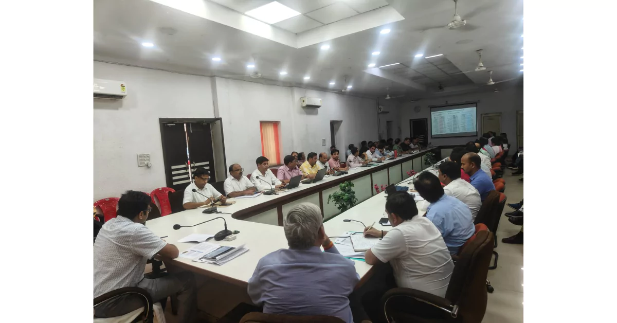 संचारी रोग नियंत्रण, आगरा संचारी रोग अभियान, आगरा दस्तक अभियान, जिलाधिकारी अरविंद मल्लप्पा बंगारी, आगरा स्वास्थ्य समिति बैठक, मलेरिया डेंगू रोकथाम आगरा, आगरा जिला स्वास्थ्य समाचार, शहरी ग्रामीण स्वास्थ्य योजना, आगरा जनजागरूकता अभियान, आगरा स्वास्थ्य विभाग अपडेट, दस्तक अभियान 2025, आगरा नागरिक स्वास्थ्य समाचार, जिला स्वास्थ्य निगरानी आगरा