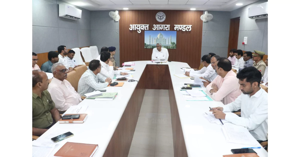 आगरा मंडल सड़क सुरक्षा समिति, आगरा रोड सेफ्टी मीटिंग, सड़क सुरक्षा समिति आगरा, स्कूल बस कार्रवाई यूपी, ओवरलोड वाहन चालान, ब्लैक स्पॉट सड़क हादसे, शैलेन्द्र कुमार सिंह आयुक्त, यूपी ट्रैफिक नियम 2025, हिट एंड रन मुआवजा यूपी