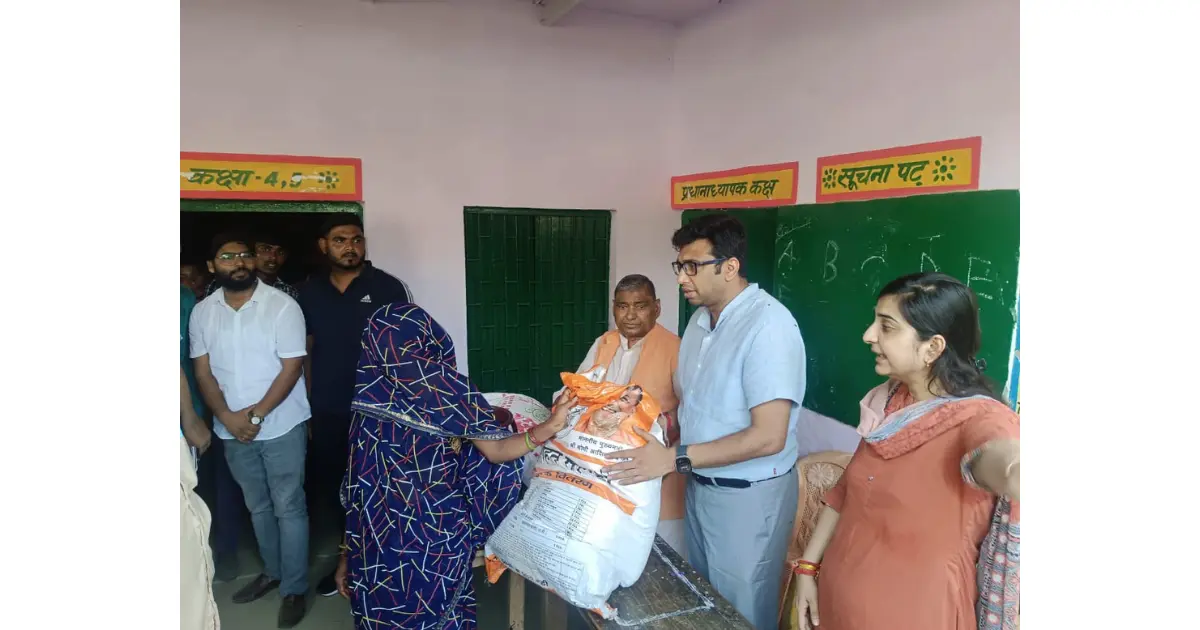 फतेहाबाद बाढ़ राहत, आगरा बाढ़ प्रभावित गांव, जिलाधिकारी अरविंद मल्लप्पा बंगारी, विधायक छोटेलाल वर्मा, फतेहाबाद बाढ़ निरीक्षण, बाढ़ राहत सामग्री वितरण, नगरिया रामकरण बाढ़, गढ़ी भज्जै बाढ़, आगरा बाढ़ समाचार, यूपी बाढ़ राहत 2025, फसल नुकसान सर्वे, बाढ़ मुआवजा उत्तर प्रदेश, आगरा समाचार