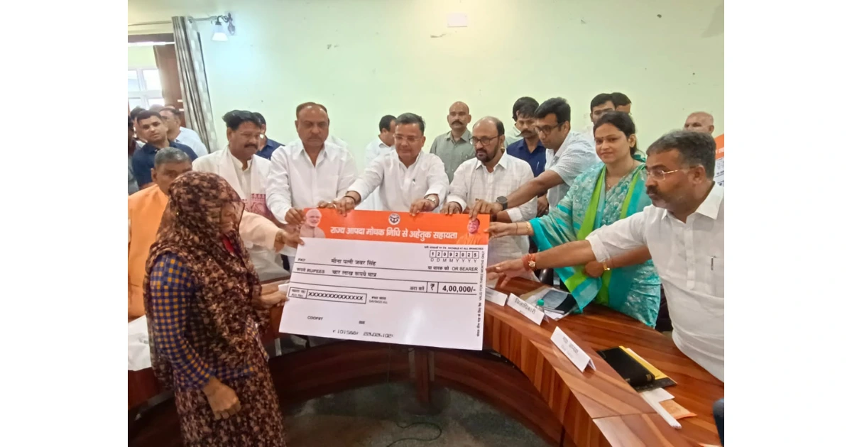 आगरा बाढ़ समाचार, जयवीर सिंह आगरा दौरा, बाढ़ राहत किट वितरण, मुख्यमंत्री आपदा राहत कोष, बाढ़ प्रभावित परिवार मुआवजा, आगरा बाढ़ अपडेट, पर्यटन मंत्री जयवीर सिंह, बाढ़ प्रभावित गांव आगरा, आगरा बाढ़ राहत शिविर, यमुना नदी कटान आगरा, बाढ़ आपदा राहत आगरा, आगरा न्यूज़ 2025