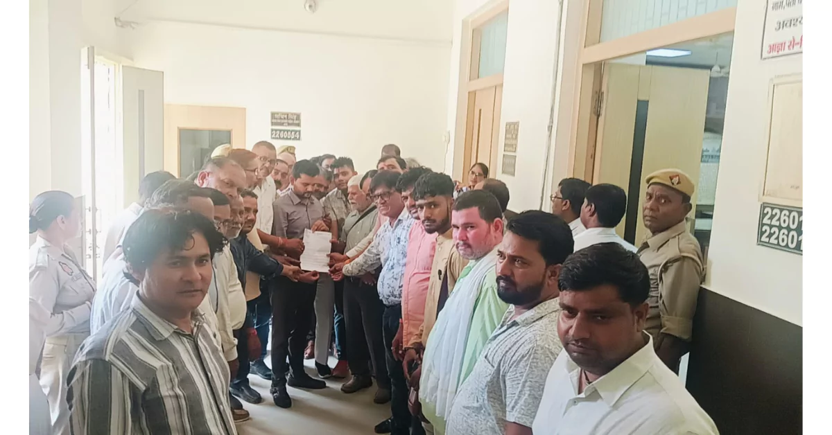 ग्रामीण पत्रकार एसोसिएशन आगरा, ग्रामीण पत्रकार ज्ञापन, मुख्यमंत्री को ज्ञापन आगरा, पत्रकार सुरक्षा मांग, पत्रकार मान्यता योजना, ग्रामीण पत्रकार आंदोलन, उत्तर प्रदेश पत्रकार खबर, लोकतंत्र की रीढ़ पत्रकार, आगरा कलेक्ट्रेट खबर, पत्रकार एसोसिएशन की मांगें