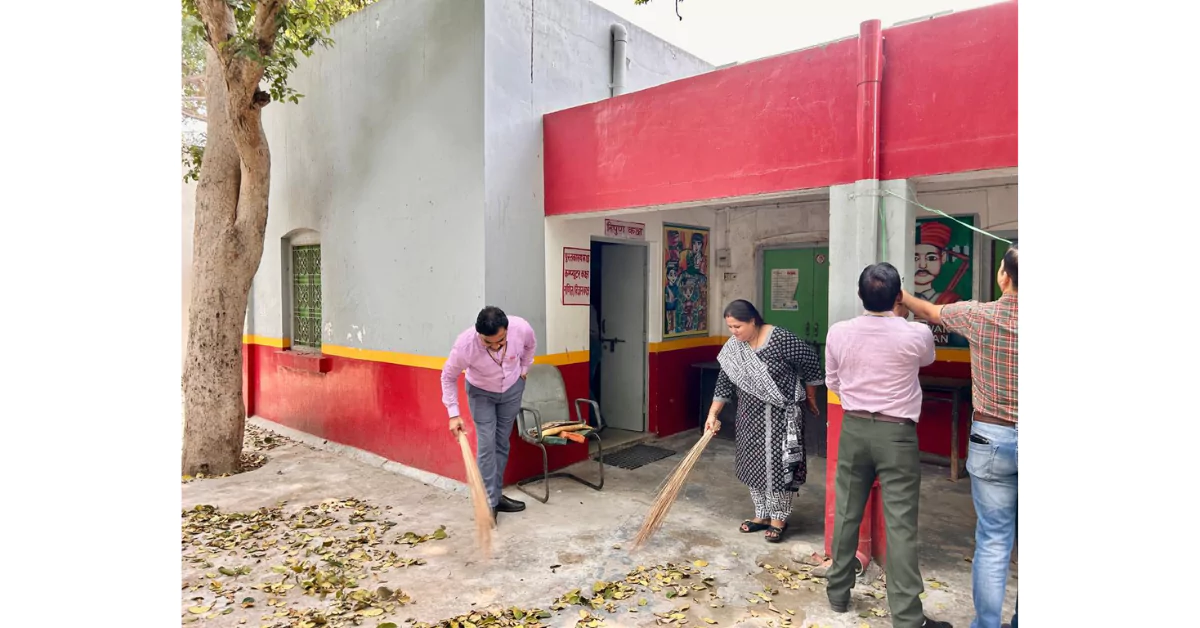 LIC स्वच्छता पखवाड़ा 2025, कंपोजिट विद्यालय आगरा, LIC सफाई अभियान, स्वच्छता पखवाड़ा समाचार, आगरा स्वच्छता अभियान, LIC सामाजिक जिम्मेदारी, स्कूल सफाई अभियान, पौधारोपण कार्यक्रम आगरा, स्वच्छ भारत अभियान LIC