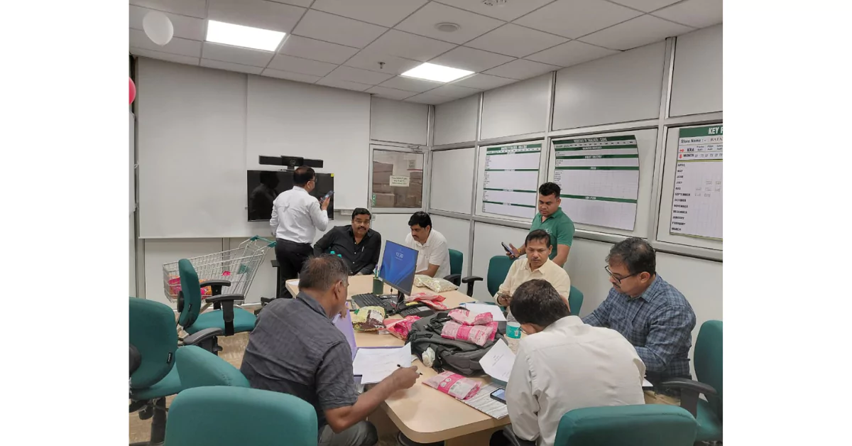 आगरा खाद्य सुरक्षा विभाग कार्रवाई, नवरात्रि 2025 खाद्य उत्पाद जांच, कुट्टू का आटा मिलावट, साबूदाना सेंधा नमक जब्तीकरण, आगरा खाद्य सुरक्षा छापेमारी, त्योहारों से पहले खाद्य जांच, आगरा में खाद्य सुरक्षा अभियान, नवरात्रि उपवास सामग्री जांच, मिलावटी सामान पर कार्रवाई आगरा, खाद्य सुरक्षा औषधि प्रशासन विभाग उत्तर प्रदेश