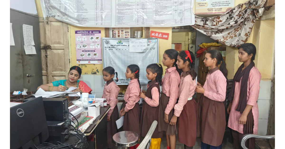 मिशन शक्ति 5.0 आगरा, छात्राओं का अस्पताल भ्रमण, महिला सुरक्षा हेल्पलाइन, गुड टच बैड टच जागरूकता, यूपी महिला सशक्तिकरण अभियान, स्वास्थ्य चेकअप छात्राएं, परिषदीय विद्यालय मिशन शक्ति, महिला अधिकार जागरूकता यूपी