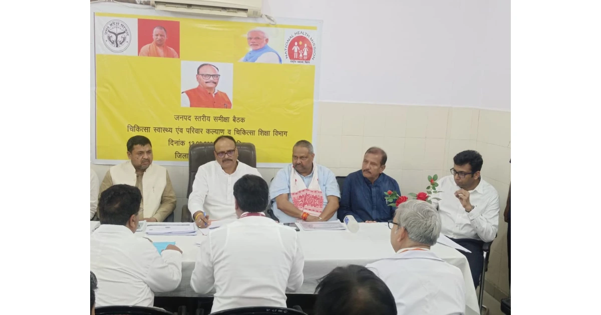 उपमुख्यमंत्री ब्रजेश पाठक, आगरा जिला अस्पताल निरीक्षण, आगरा स्वास्थ्य सेवाएं, स्वास्थ्य विभाग समीक्षा बैठक, सेवा पर्व स्वास्थ्य कैंप, आरोग्य मेले आगरा, महिलाओं का स्वास्थ्य अभियान, उत्तर प्रदेश स्वास्थ्य समाचार