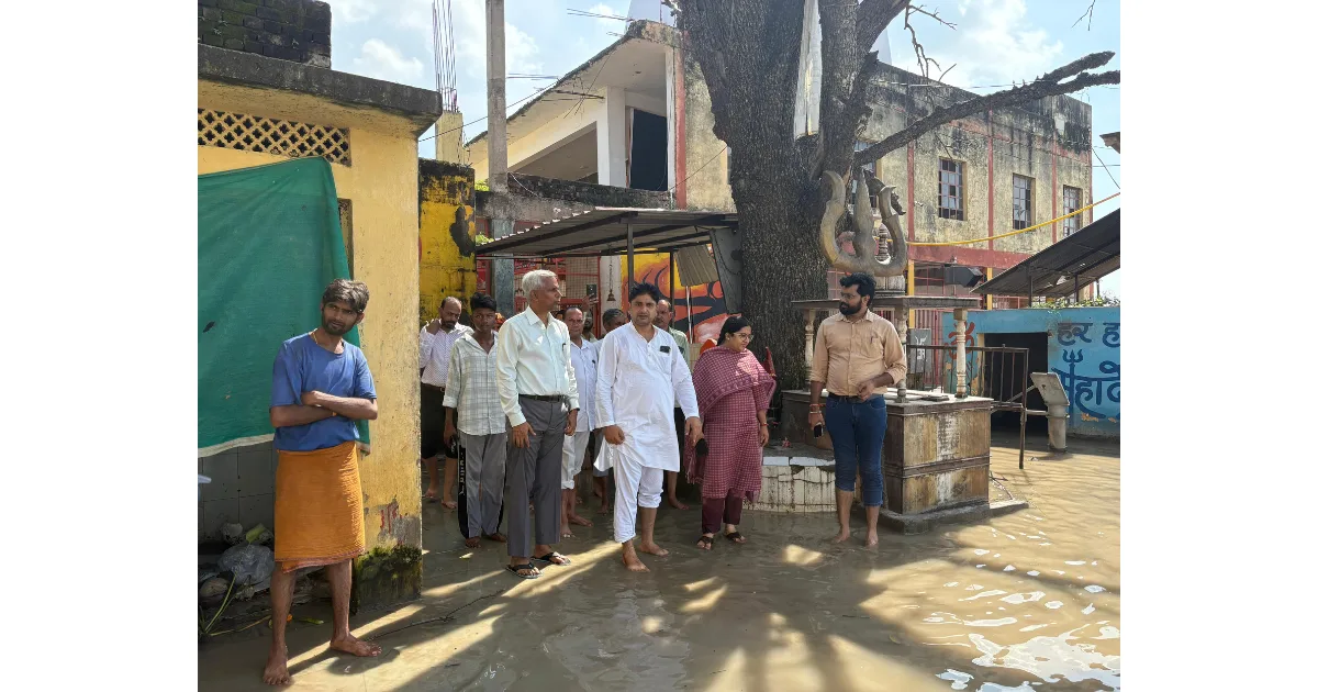 आगरा बाढ़ निरीक्षण, मंडलायुक्त शैलेन्द्र कुमार सिंह, यमुना नदी बाढ़, आगरा बाढ़ राहत शिविर, नगला सोमनाथ बाढ़, कैलाश घाट बाढ़ स्थिति
