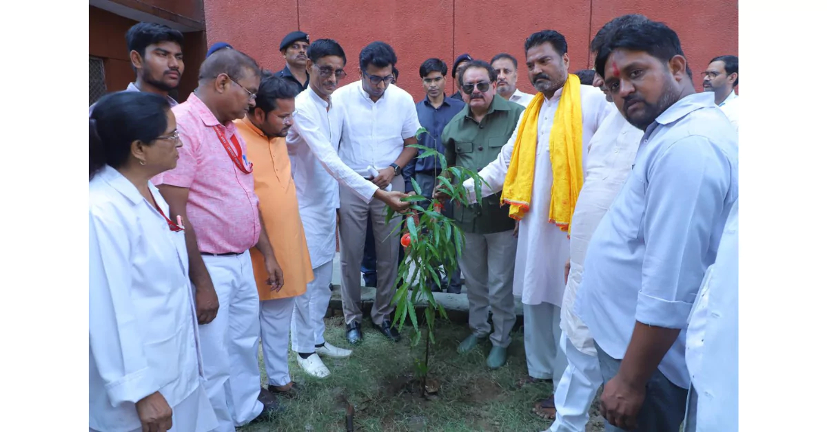 एसपी सिंह बघेल, पीएम मोदी 75वां जन्मदिन, स्वस्थ नारी सशक्त परिवार अभियान, आगरा स्वास्थ्य शिविर, पोषण पोटली वितरण, रक्तदान शिविर आगरा, टीबी मुक्त भारत अभियान, पोषण माह 2025, सेवा पखवाड़ा 2025, नरेंद्र मोदी जन्मदिन सेवा पर्व